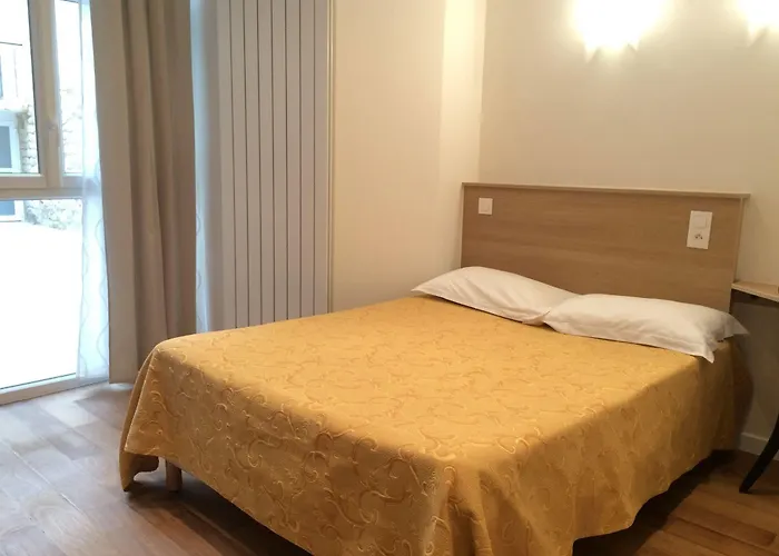 Mimosa Hotel *